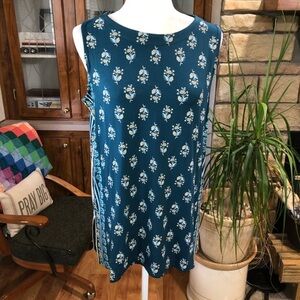 EUC J. JILL SIZE MEDIUM TEAL SLEEVELESS BLOUSE ASYMMETRICAL SIDES FLORAL PRINT